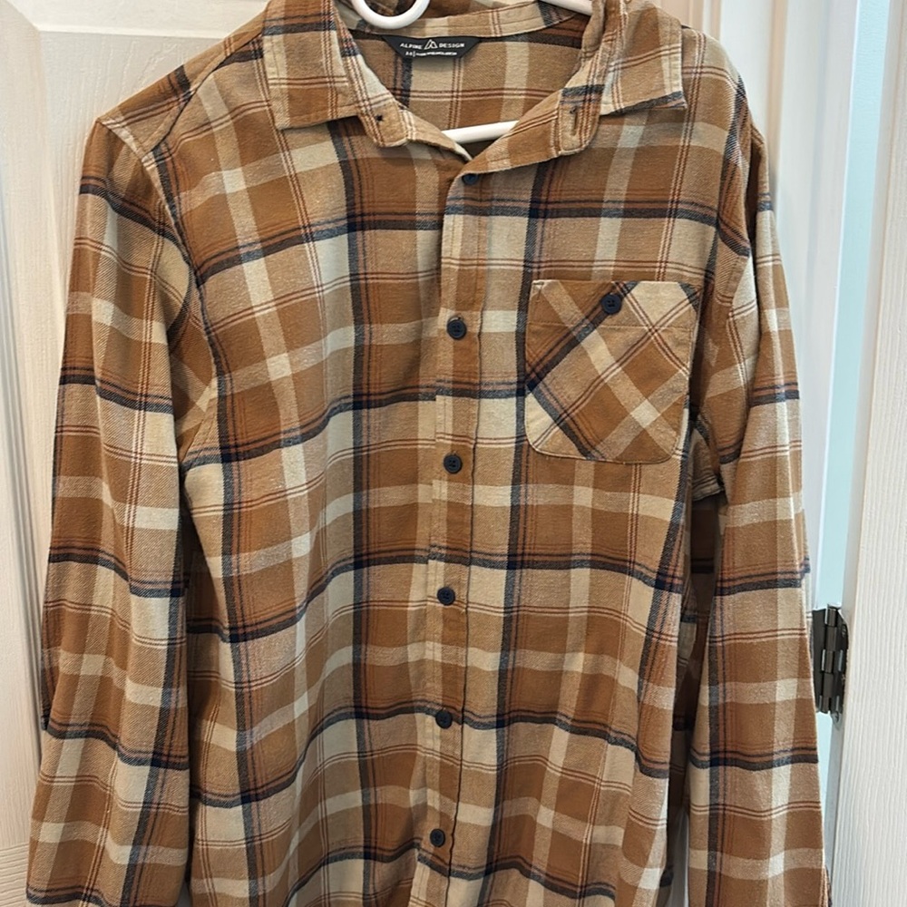 Alpine Designs men’s flannel. Size medium in excellent condition.